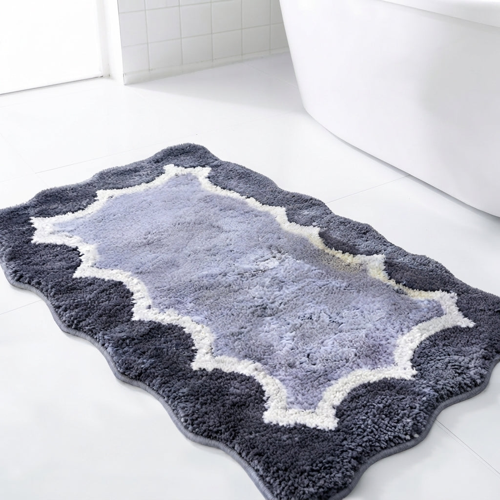 Scalloped microfibre non-slip bath mat in dark grey with light cream quatrefoil pattern