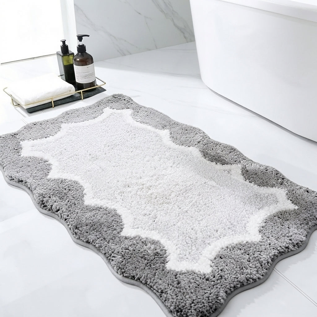 Scalloped microfibre non-slip bath mat in light grey with dark grey quatrefoil pattern