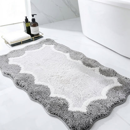 Scalloped microfibre non-slip bath mat in light grey with dark grey quatrefoil pattern