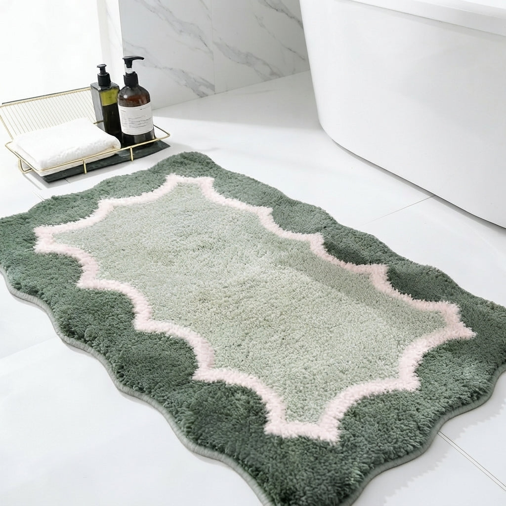 Scalloped microfibre non-slip bath mat in green with light pink quatrefoil pattern