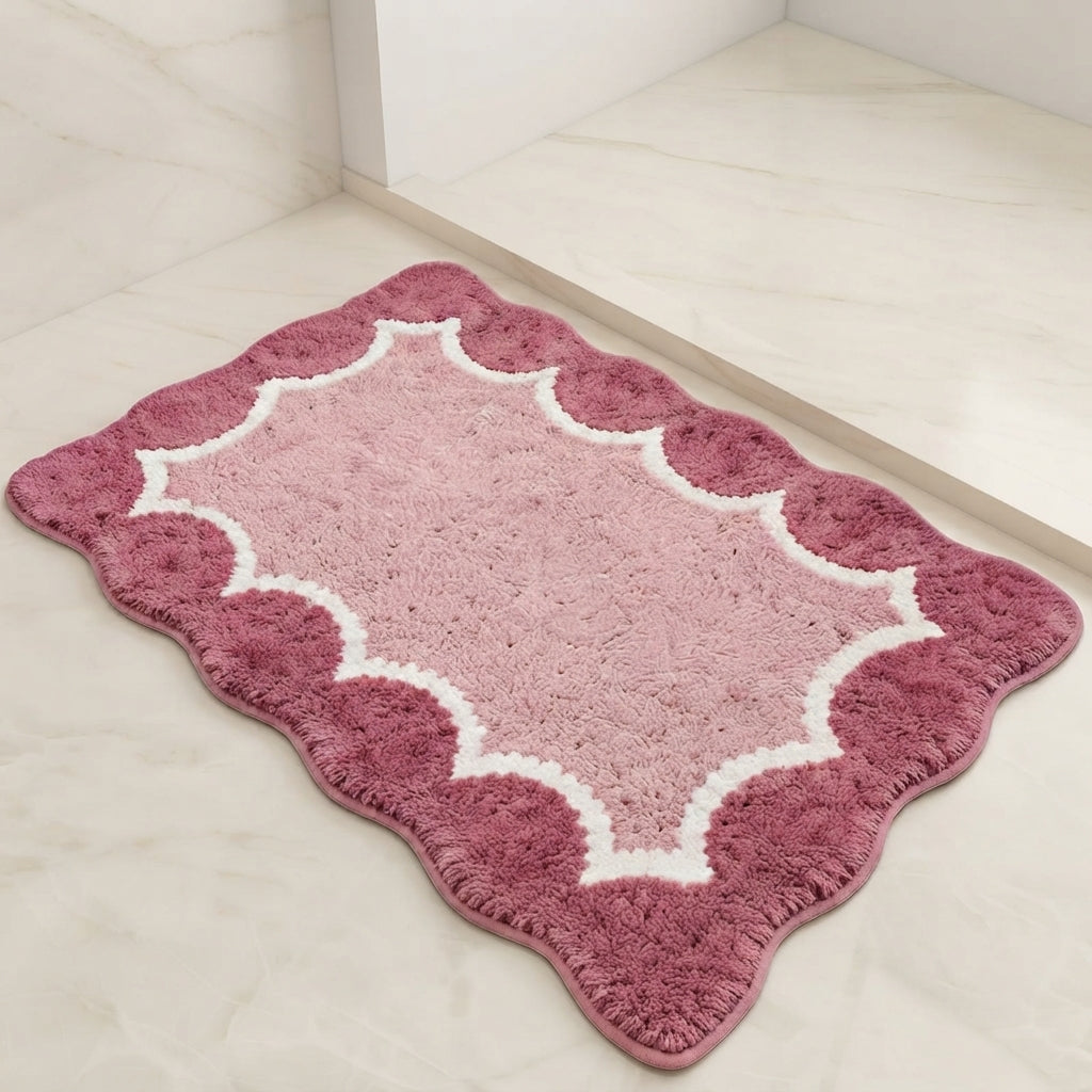 Scalloped microfibre non-slip bath mat in pink with white quatrefoil pattern
