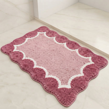 Scalloped microfibre non-slip bath mat in pink with white quatrefoil pattern